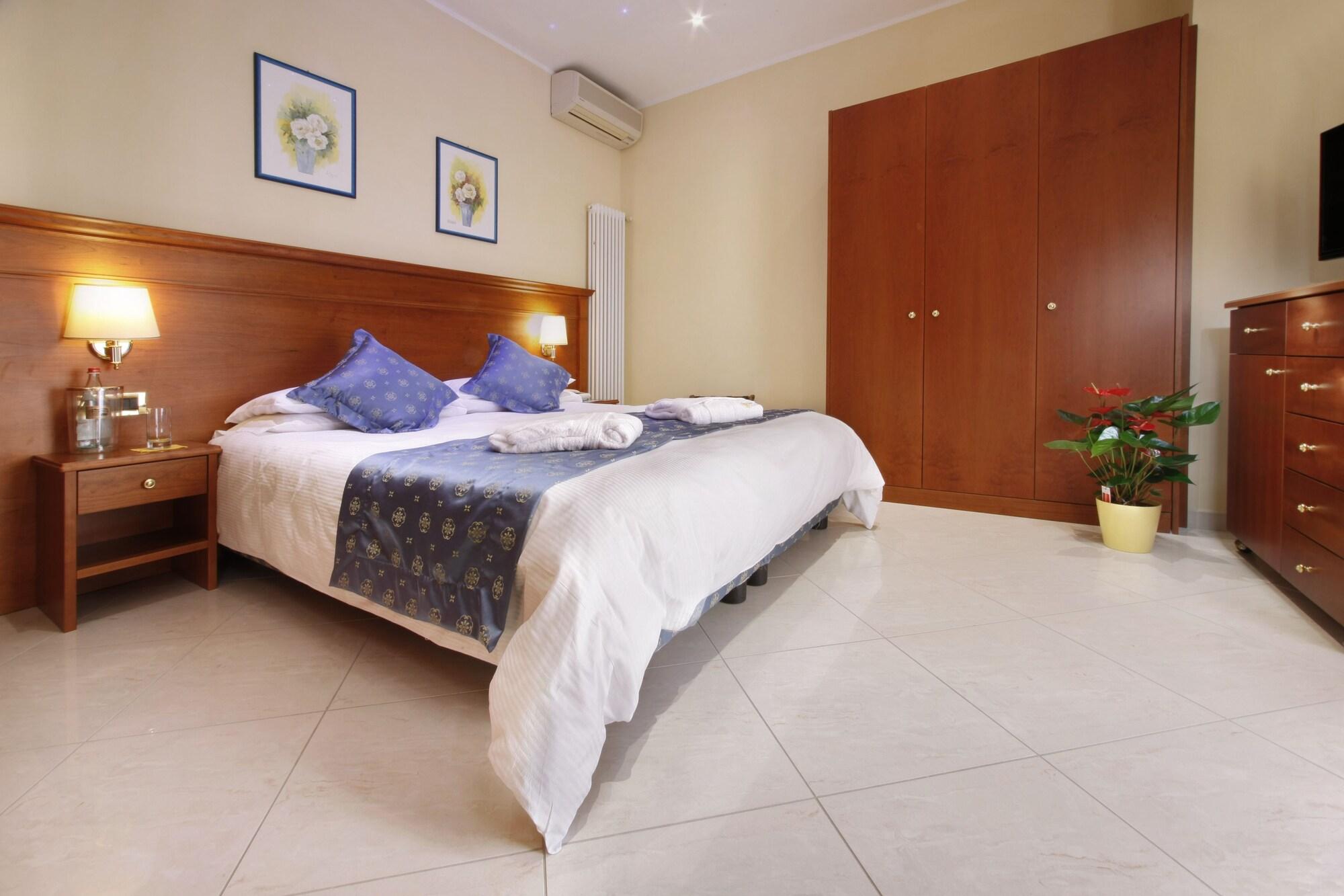 Hotel Ristorante Toscana Alassio Bagian luar foto