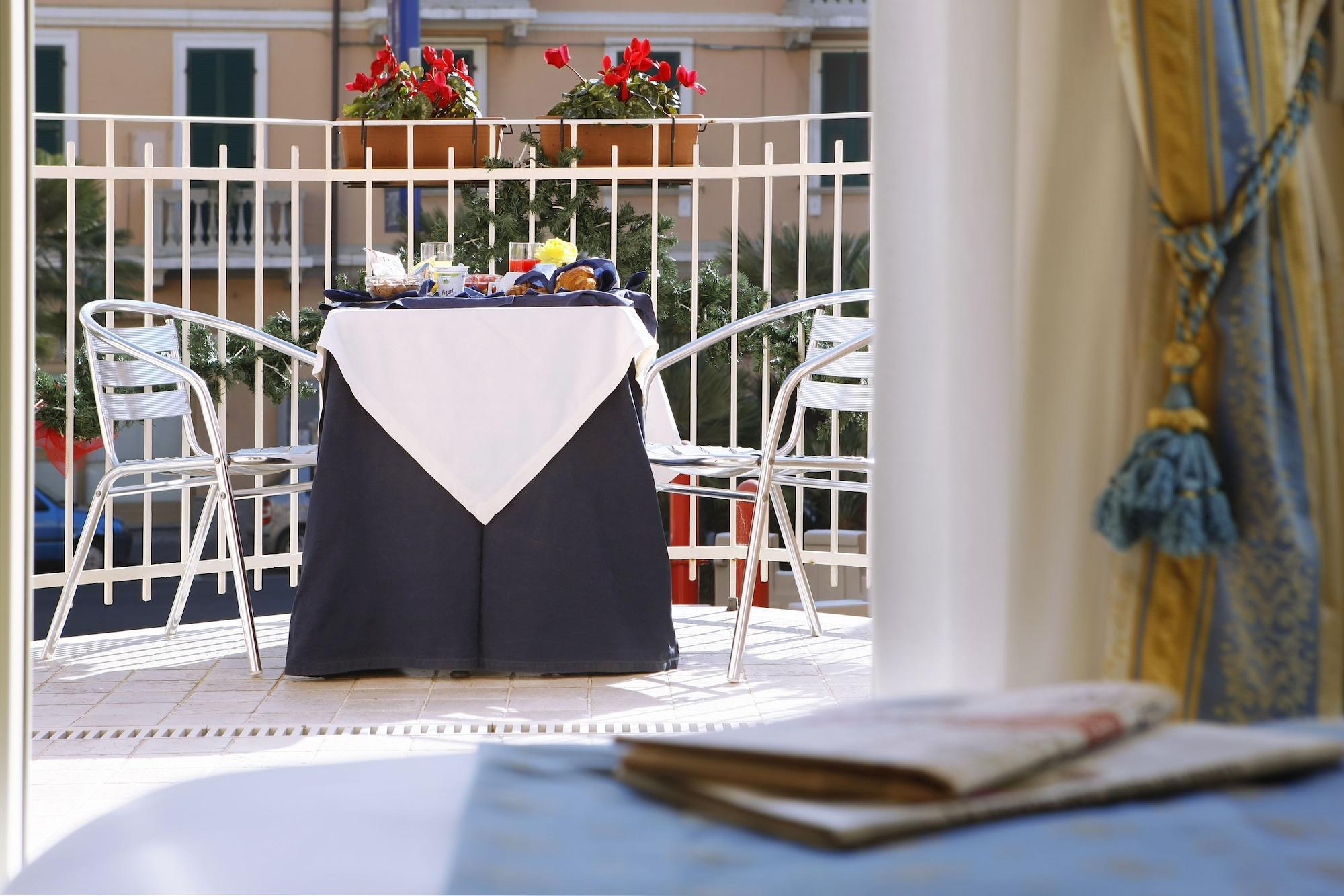 Hotel Ristorante Toscana Alassio Bagian luar foto