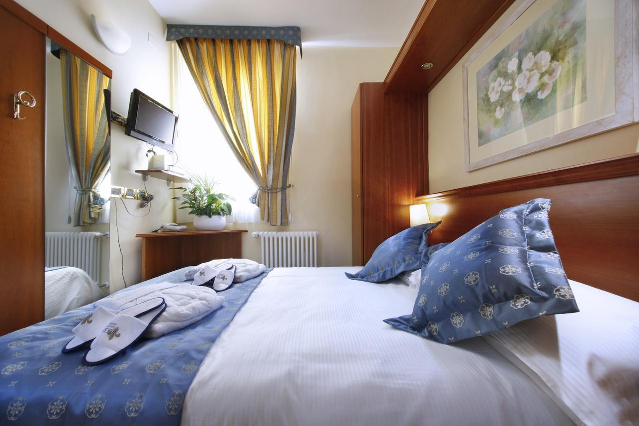 Hotel Ristorante Toscana Alassio Bagian luar foto